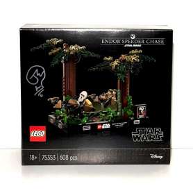LEGO® 75353 STAR WARS® Honička spídrů na planetě Endor™ – diorama - podpis designéra